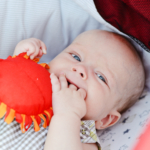 Varning: Täck inte över barnvagnen med filt